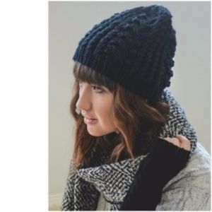 brisk // chunky knit cabled beanie hat in black